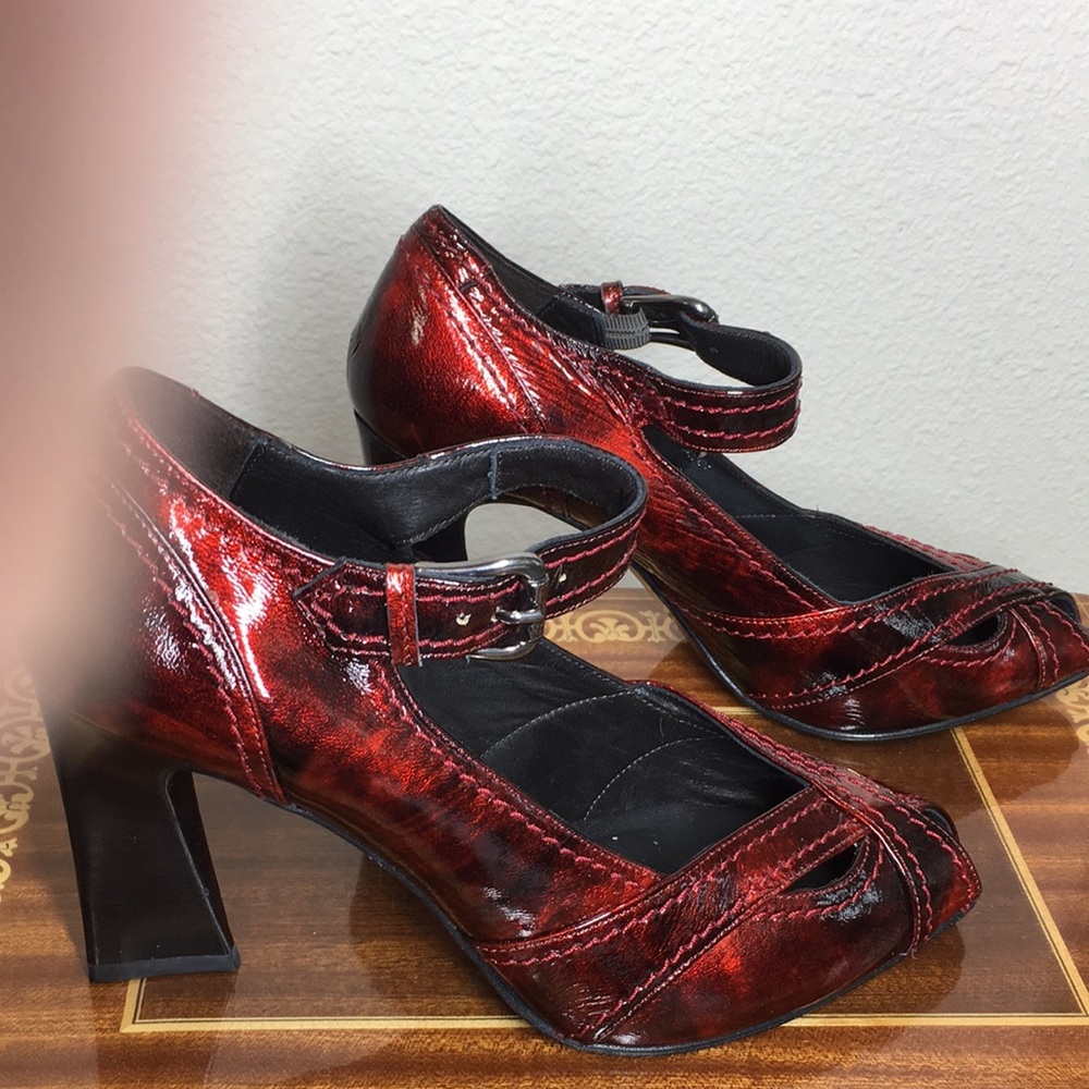 NWB 7.5 fits Donald Pliner 8 Red Patent leather heels pumps made in Italy